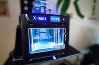 Qidi X-MAX 3D-Drucker leuchtet blau, wenn er im Einsatz ist