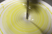 Farbmischanlage, in der gelbe Farbe in transparentes Gummi einger&uuml;hrt wird